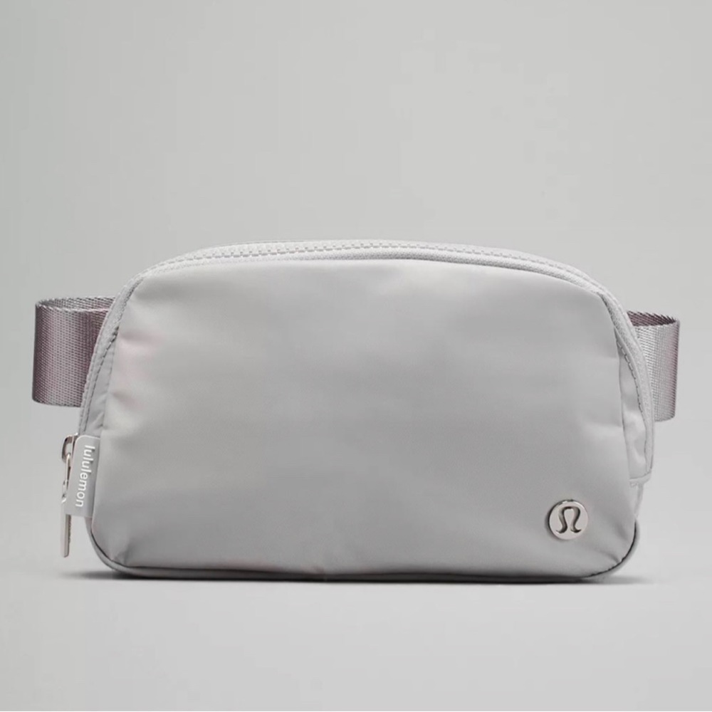 NWT Lululemon Everywhere Belt Bag Silver